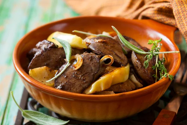 Hühnerleber mit Apfel — Stockfoto