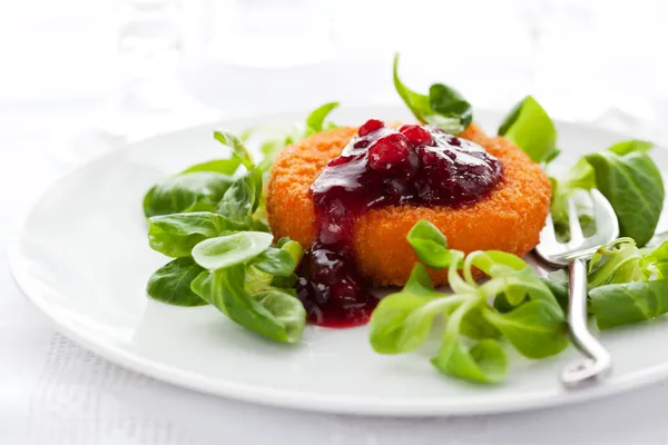 Camembert med tranbärssås — Stockfoto