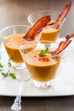 Gözlüklü balkabağı çorbası