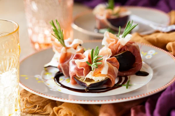 Figos com Prosciutto, Queijo de Cabra e Rosemary — Fotografia de Stock