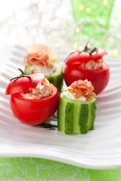 Stuffed cucumber and tomato — Stock Photo, Image