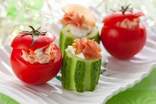 Pepino recheado e tomate — Fotografia de Stock