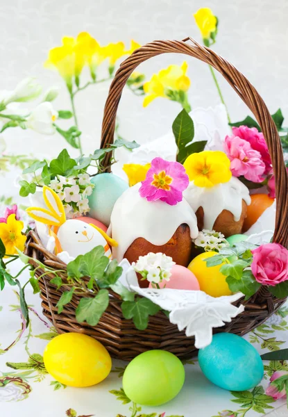 Cesto con uova di Pasqua e torta — Foto Stock