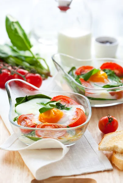 Gebakken ei met tomaten en spinazie — Stockfoto