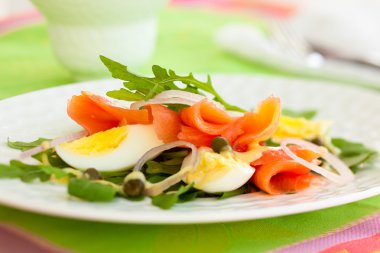 yumurta ve somon salata