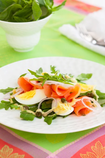 Salade met eieren en zalm — Stockfoto