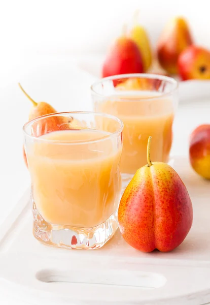 Pear juice and fresh pears — Stock Photo, Image