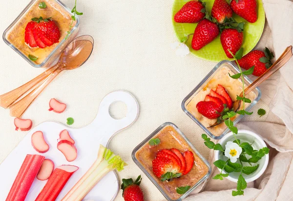 Rhubarb and strawberry dessert — Stock Photo, Image