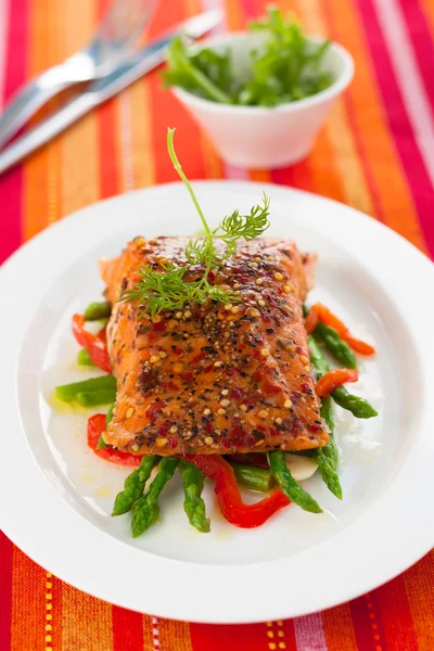 Salmon fillet with vegetables — Stock Photo, Image