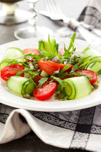 Salat mit Lachs und Gemüse — Stockfoto