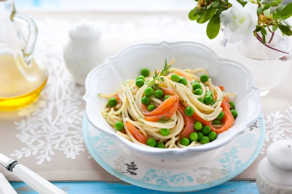 Espaguete com salmão — Fotografia de Stock