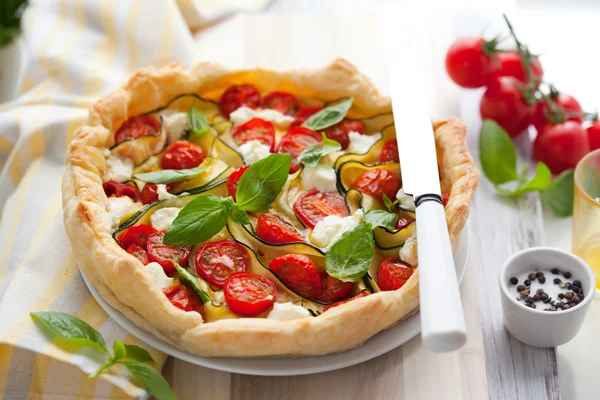 Quiche con tomate y calabacín — Foto de Stock