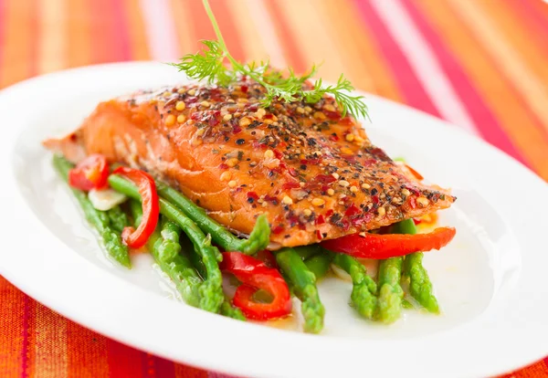 Salmon fillet with vegetables — Stock Photo, Image