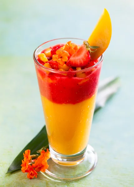 Smoothie van mango en aardbei — Stockfoto