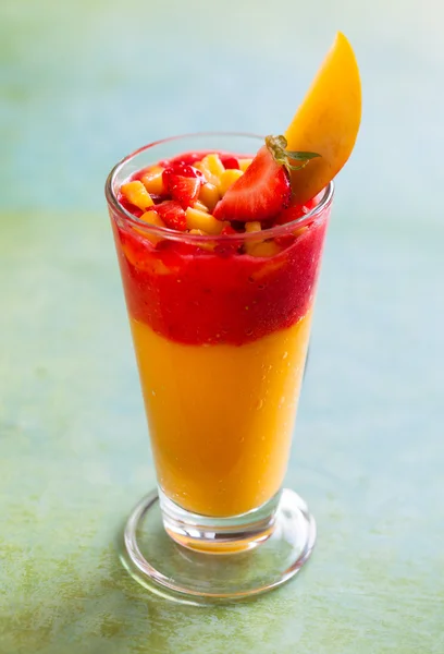 Mango a jahodový koktejl — Stock fotografie