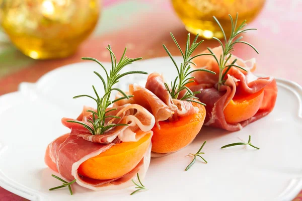 Prosciutto com damascos — Fotografia de Stock