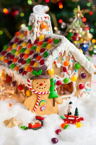 Peperkoek huis en sneeuwpoppen — Stockfoto