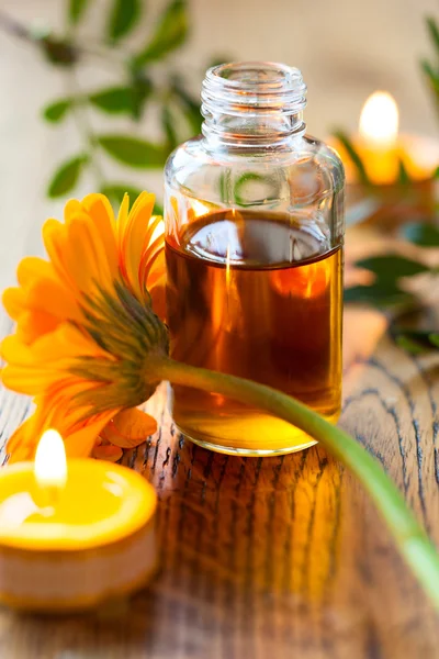 Aceite esencial, velas y flores — Foto de Stock