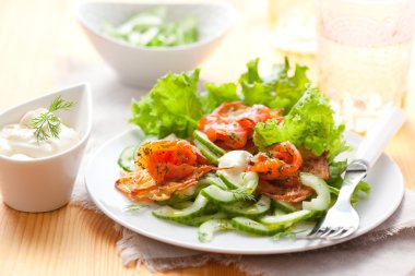 patates rosti füme somon ve salatalık salatası ile