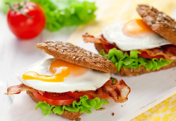 Sanduíche integral com ovo frito e bacon — Fotografia de Stock