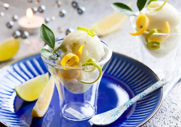 Ice cream for Christmas dinner — Stock Photo, Image