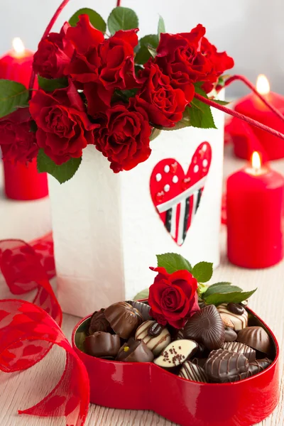 Rosas y caramelos para el día de San Valentín Imágenes de stock libres de derechos