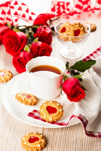 Xícara de chá com biscoitos para o dia dos namorados — Fotografia de Stock