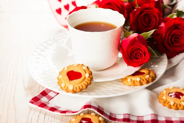 Xícara de chá com biscoitos para o dia dos namorados — Fotografia de Stock