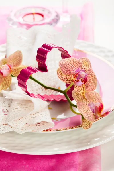 Festive place setting for Valentine 's day — стоковое фото