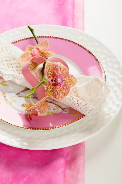 Festive place setting for Valentine 's day — стоковое фото
