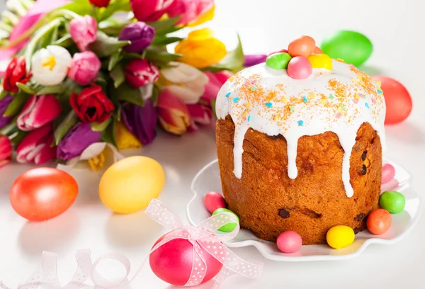 Easter cake and eggs — Stock Photo, Image