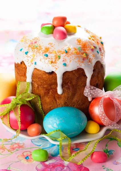 Easter cake and eggs — Stock Photo, Image