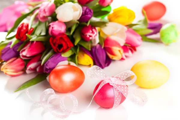 Spring tulips and easter eggs — Stock Photo, Image