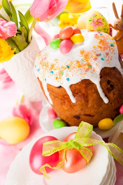 Easter cake and eggs — Stock Photo, Image