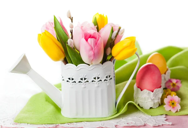 イースターエッグと春の花 — ストック写真