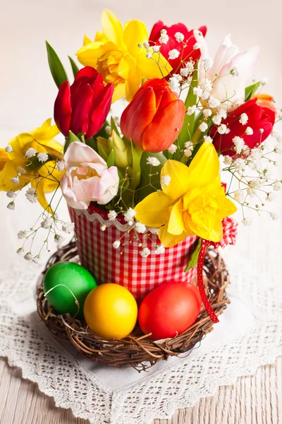 Vårblommor och påskägg — Stockfoto