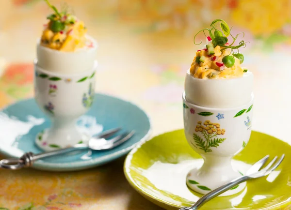 Fyllda ägg i ägg cups — Stockfoto