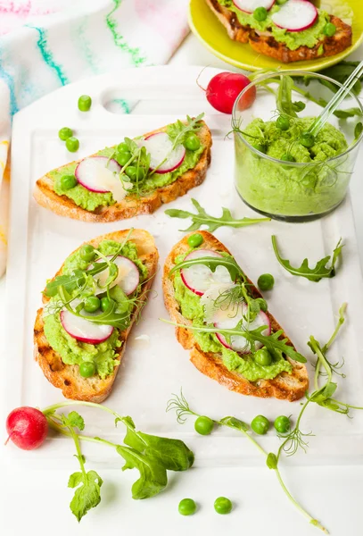 Crostini with sping vegetables — Stock Photo, Image