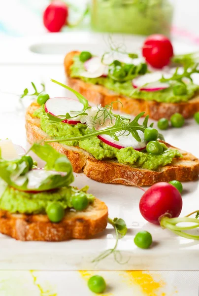 Crostini with sping vegetables — Stock Photo, Image