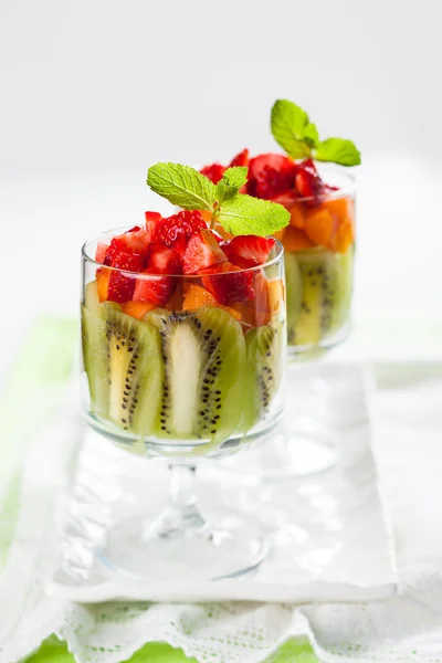 Sobremesa de frutas com morango, kiwi e damasco — Fotografia de Stock