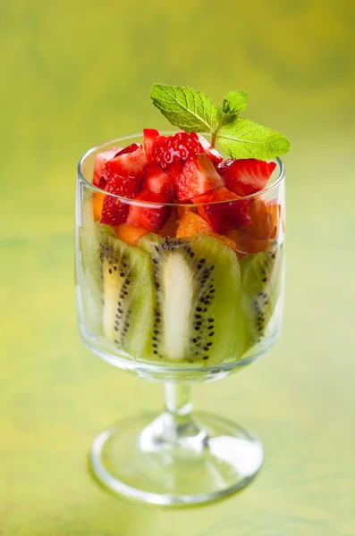 Postre de fruta con fresa, kiwi y albaricoque —  Fotos de Stock