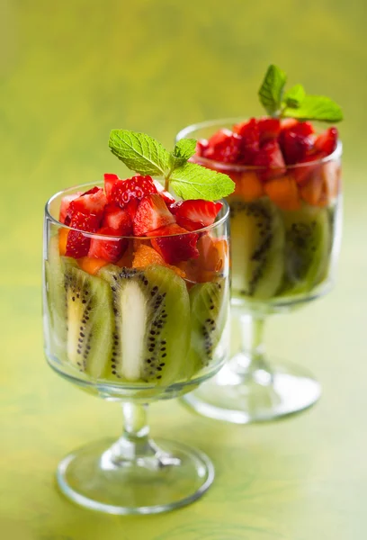 Fruit dessert met aardbei, kiwi en abrikoos — Stockfoto