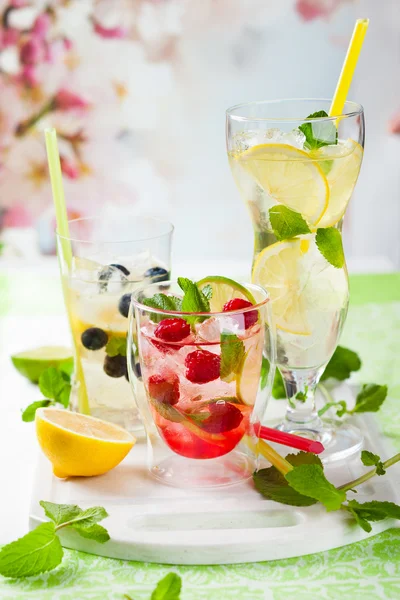 Limonada con bayas y frutas —  Fotos de Stock