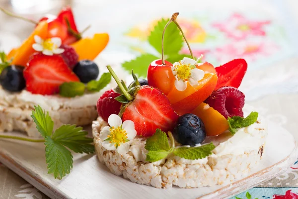 Rice cakes with berries — Stock Photo, Image