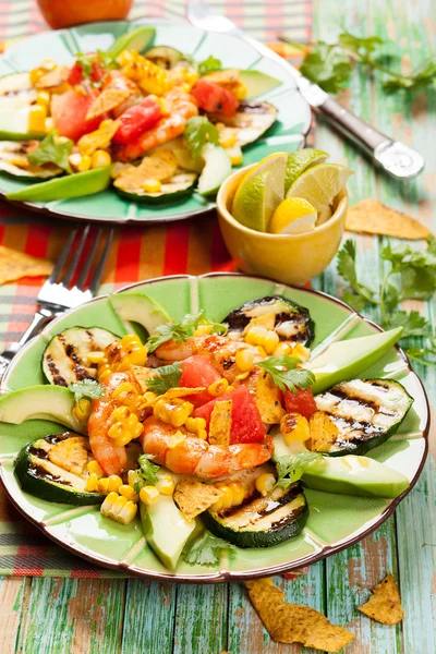 Мексиканські смажені креветки салатом — стокове фото