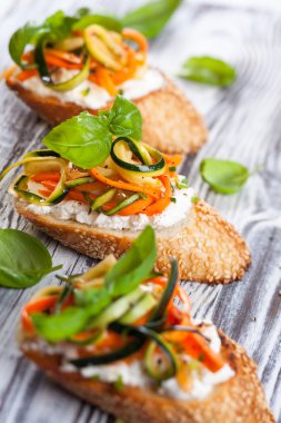 kabak, havuç ve peynir bruschetta
