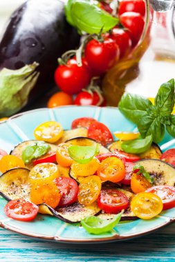 patlıcan ve domates salatası
