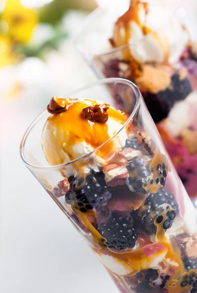 Blackberry parfait — Stock Photo, Image