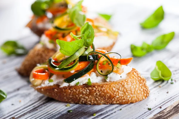 Zucchini, carrot and cheese bruschetta — Stock Photo, Image