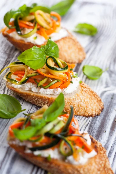 Abobrinha, cenoura e queijo bruschetta — Fotografia de Stock